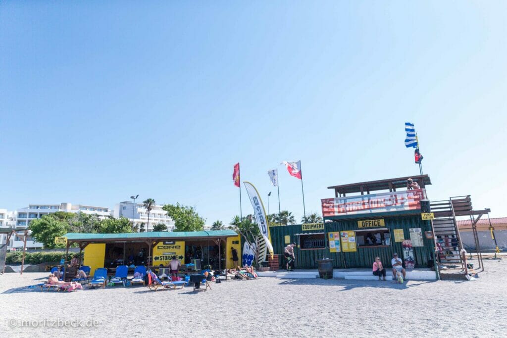 Surfstation am Strand in Theologos