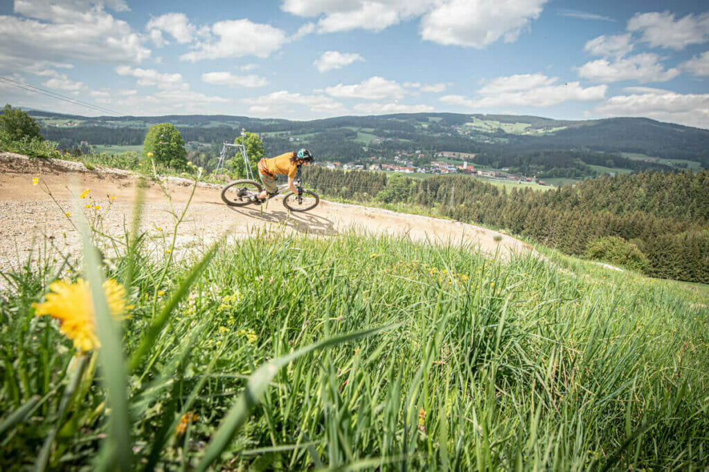 Mountainbiker am Biketrail im Joglland