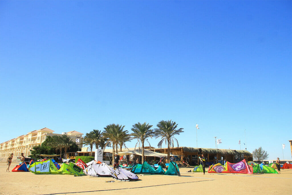 Mehrere Kitesurfschirme liegen am Strand