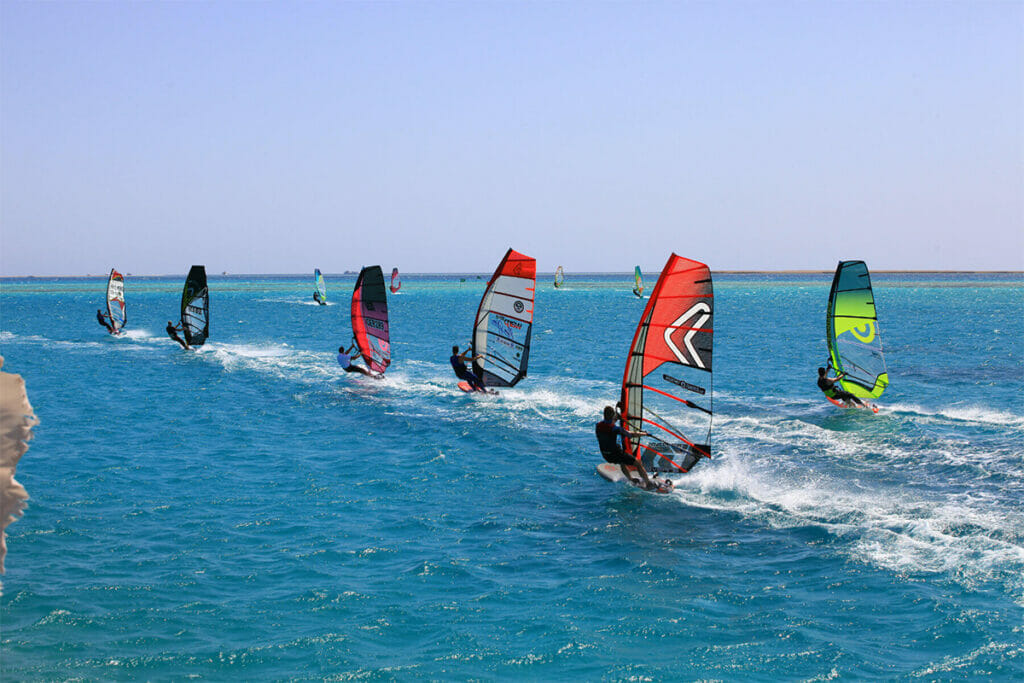 Gruppe beim Windsurfen am Meer