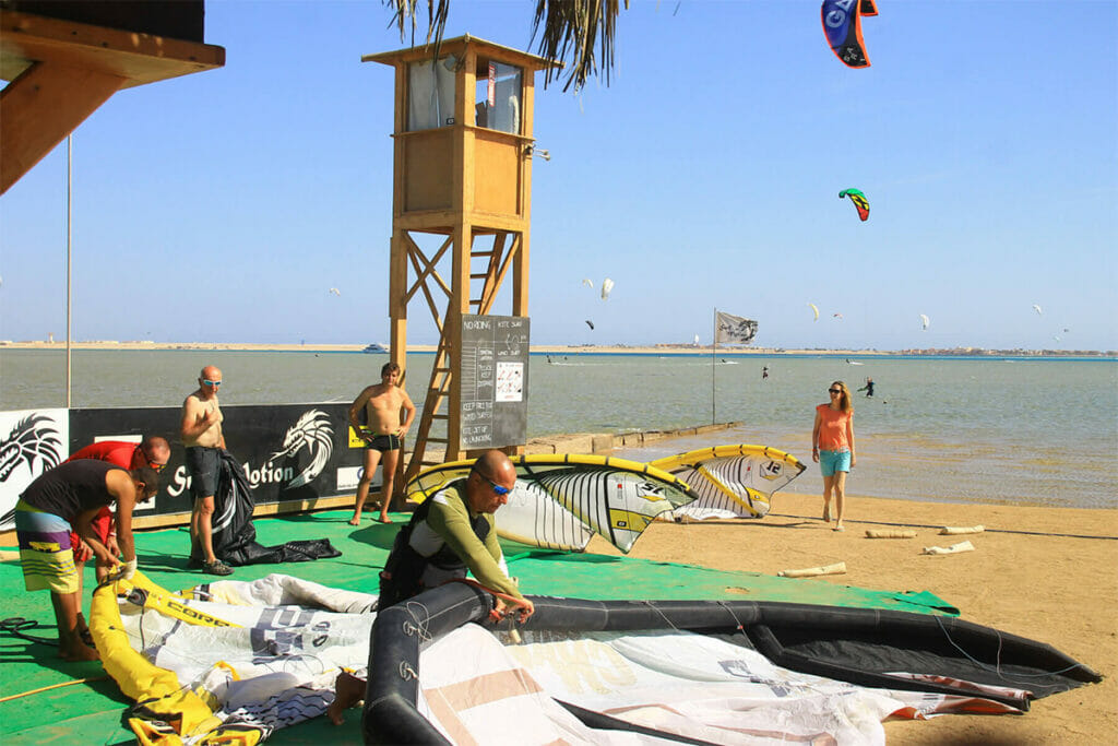 Vorbereitungen am Strand für das Kitesurfen
