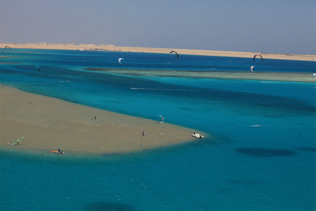 Meer mit Strand und Kitesurfern