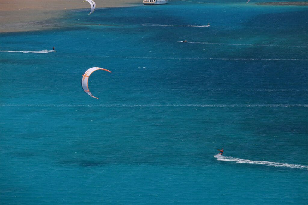 Windsurfer von oben fotografiert