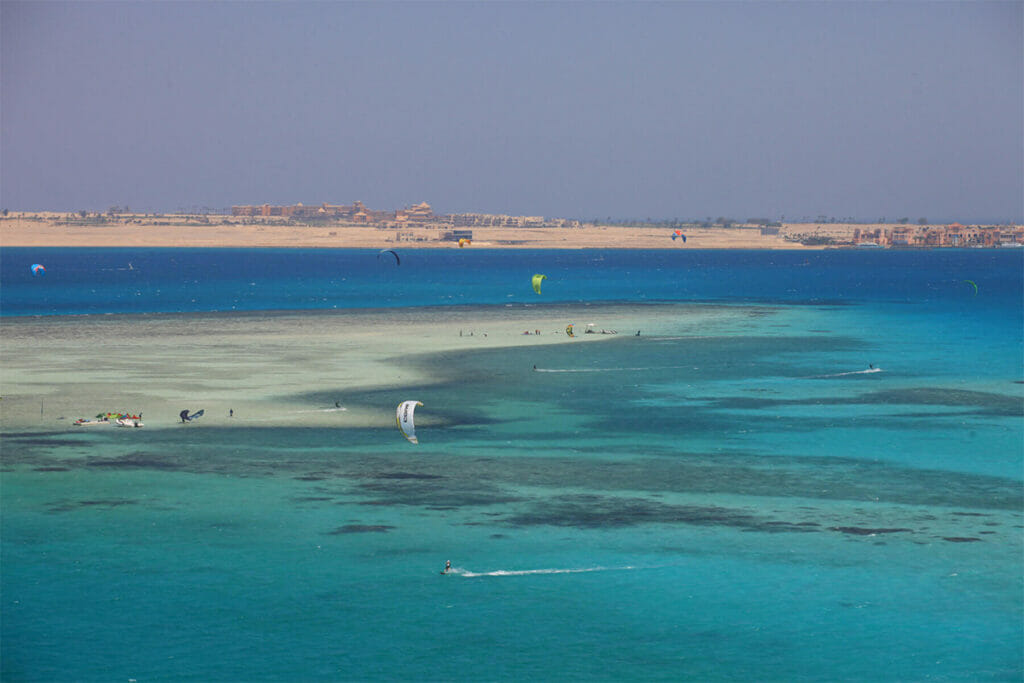 Luftaufnahme von Strand und Meer in Abu Soma