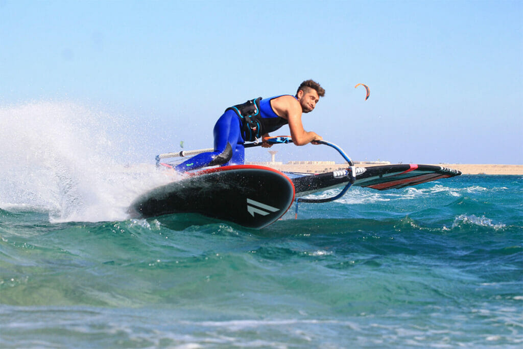 Windsurfer in Aktion am Meer von Abu Soma