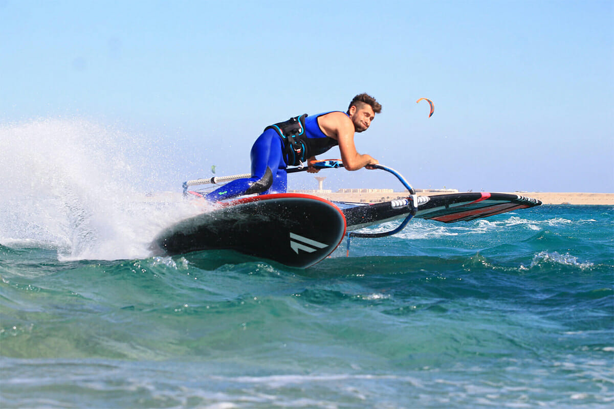 Windsurfer in Aktion am Meer von Abu Soma