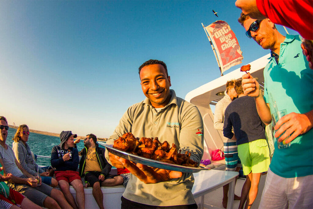 Mann auf einem Boot mit einem Tablet Essen