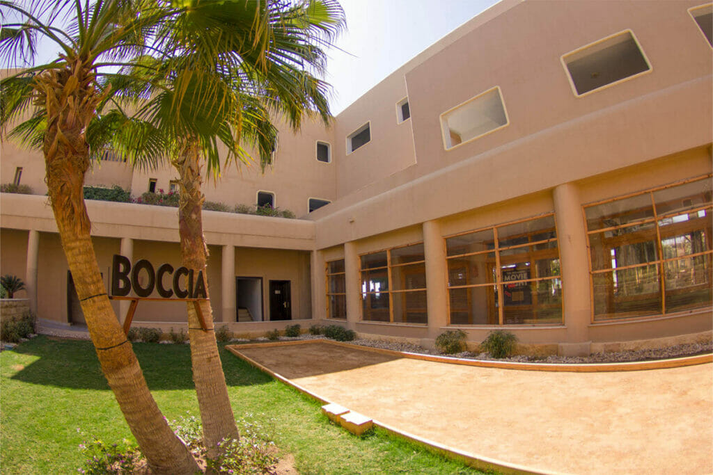 Gebäude von außen mit zwei Palmen