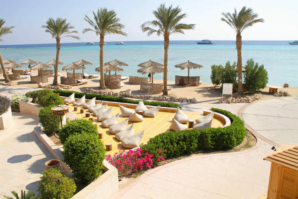 Ausblick auf Strand und Meer mit Palmen