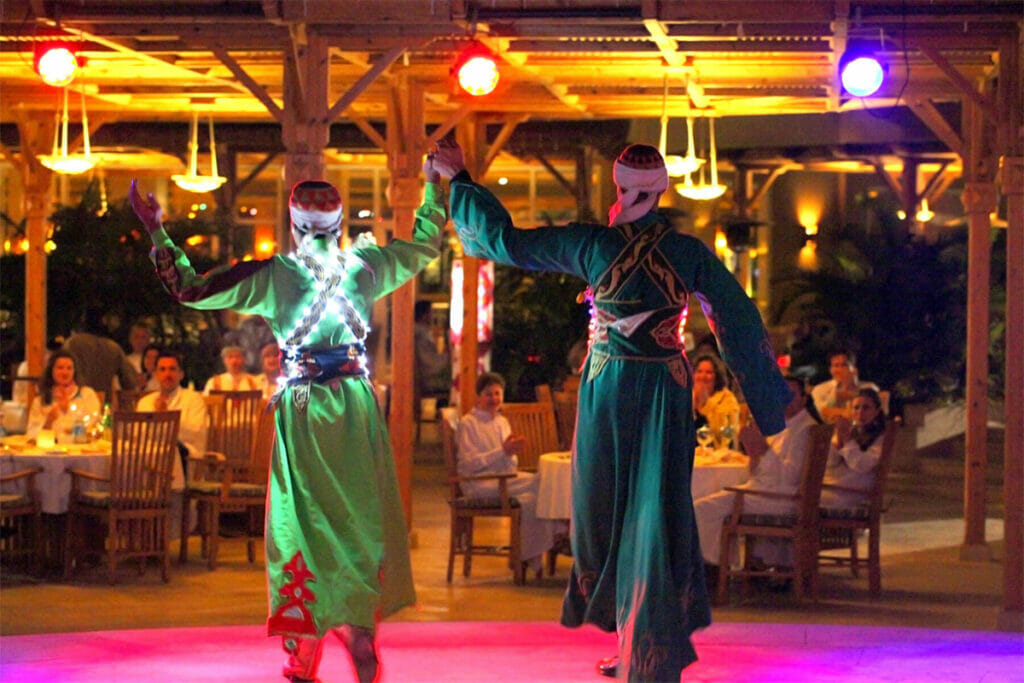 Abendunterhaltung mit zwei Tänzern in bunten Gewändern