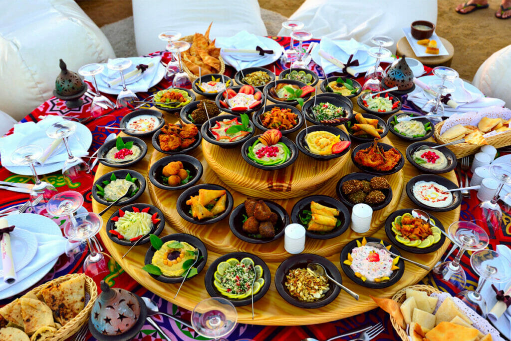 Große Platte mit Tappas am Strand von Soma Bay