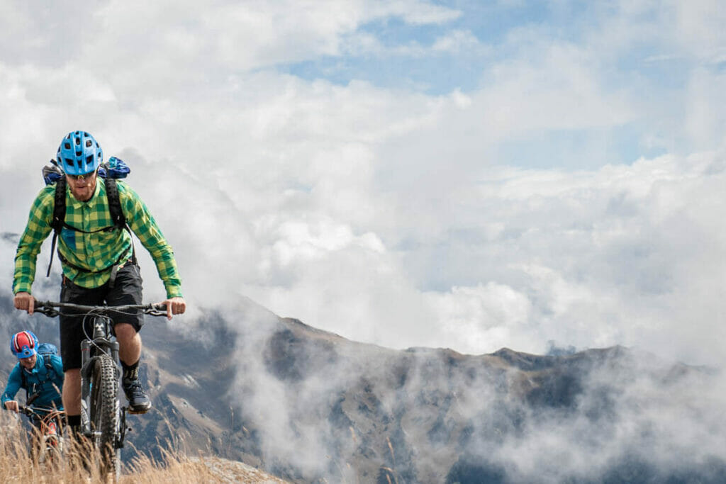 Zwei Mountainbiker bei der Auffahrt im Kaukasus