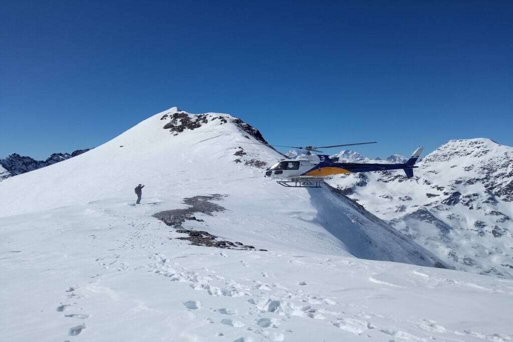 Landender Heli in den Alpen von Livigno
