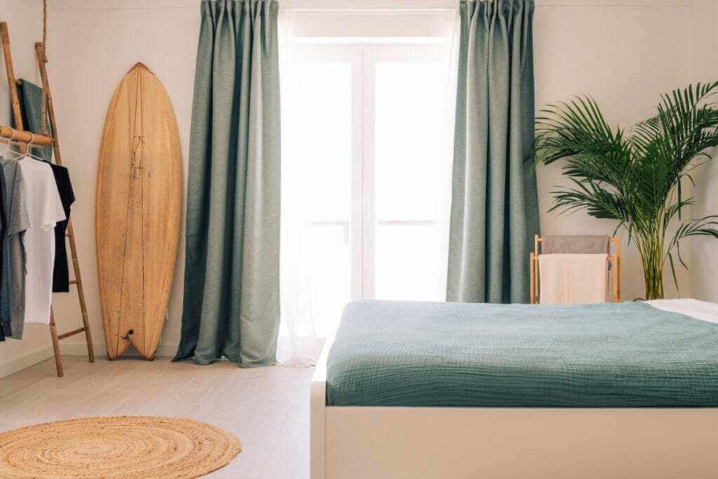 Hotelzimmer mit Balkon, Bett und Garderobe in Ericeira