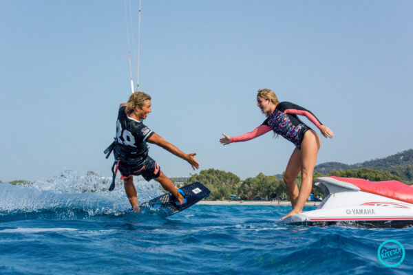 Zwei Menschen beim Abklatschen am Wasser in Trianda