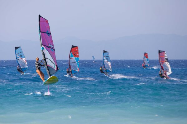 Gruppe von Wingfoilsurfern in Trianda