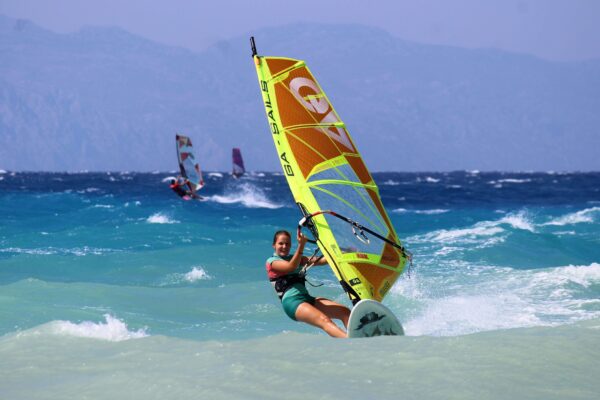 Windsurferin in Trianda in Griechenland