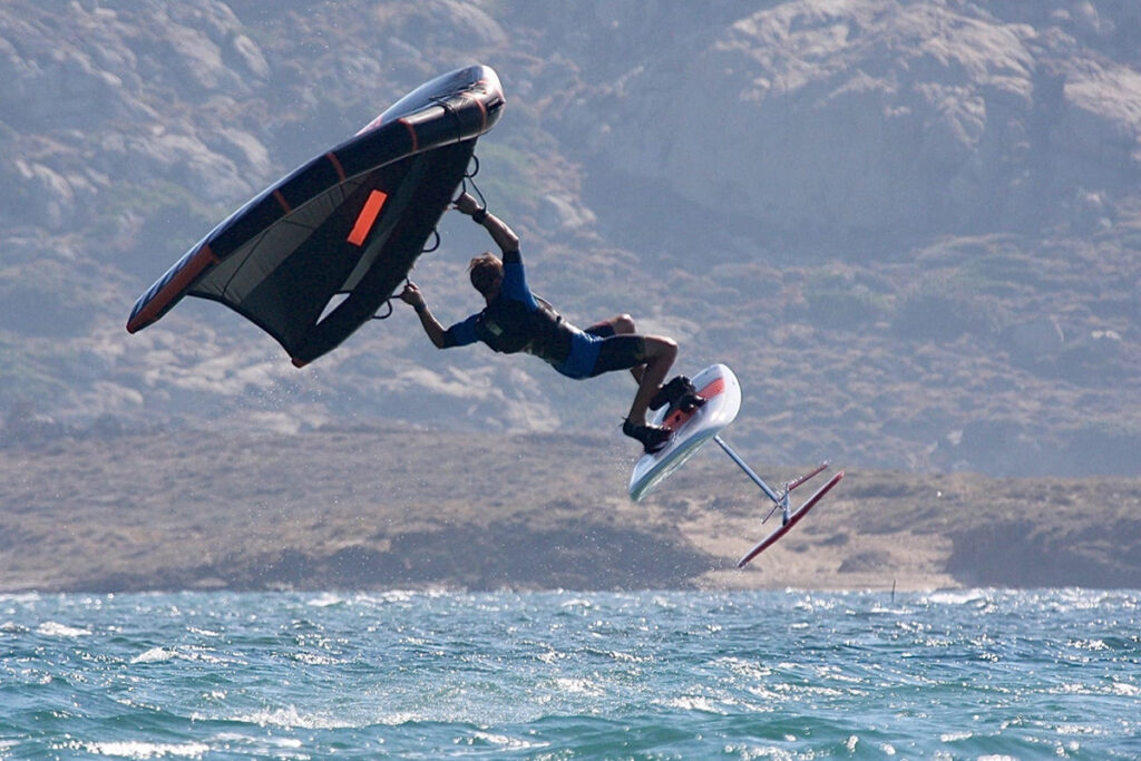 Wingfoilsurfer in der Luft in Naxos