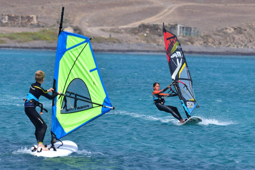 Kinder beim Windsurfen am Matas Bay Stand
