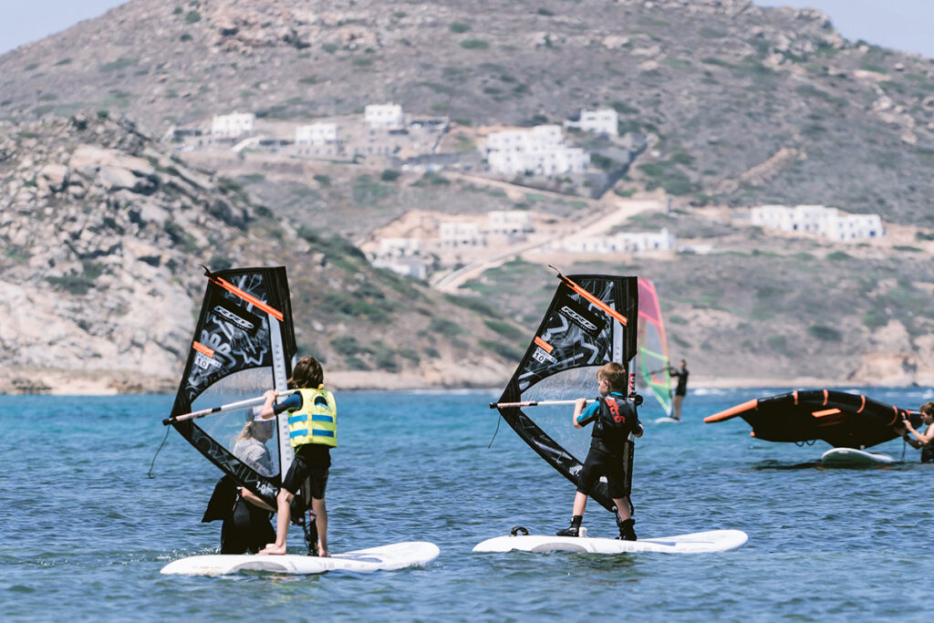 Kinder beim Windsurfen in Naxos