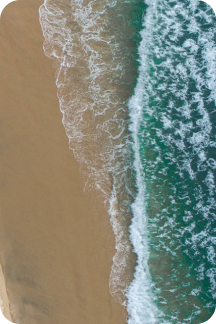 Meer mit Strand Vogelperspektive