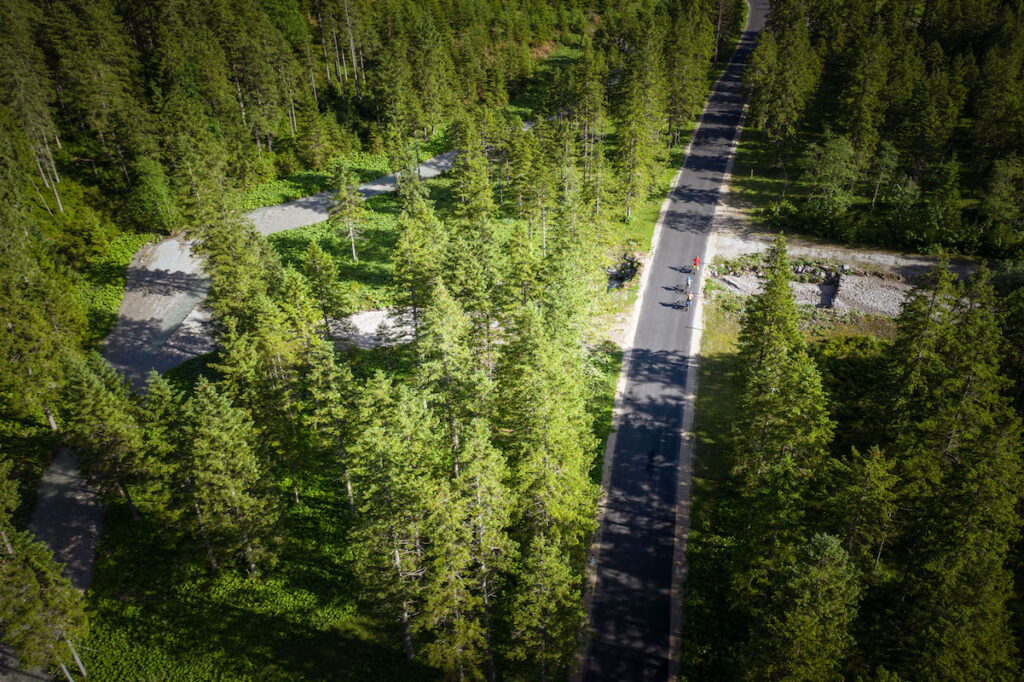 Radfahrer auf der Straße im Karwendelgebiet