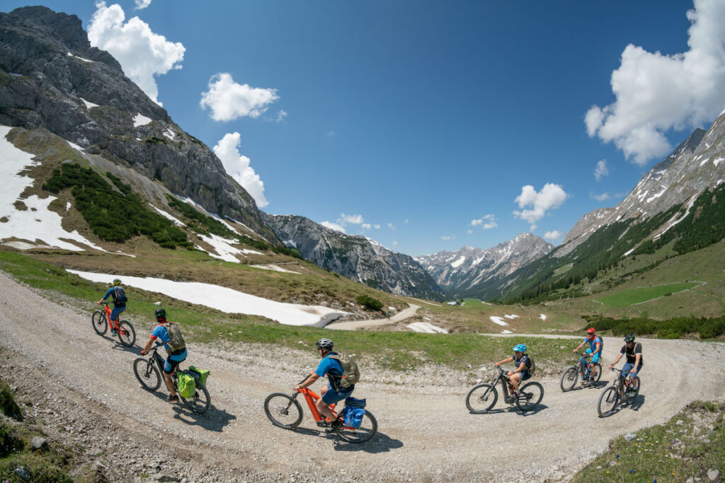 E-Biker am Schotterweg im Karwendel
