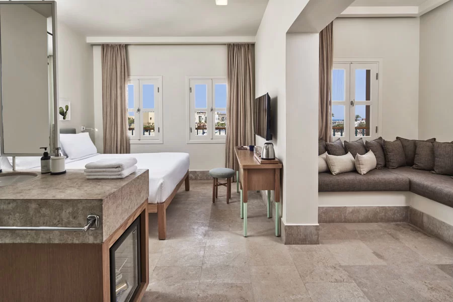 Doppelbettzimmer mit Couch im Captain's Inn in El Gouna