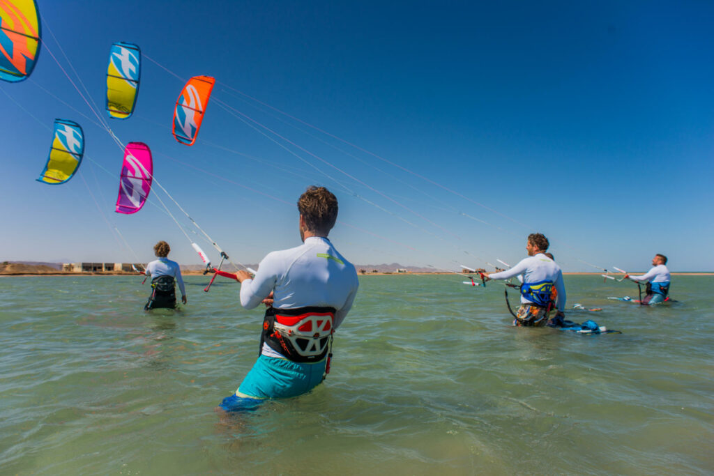 El Gouna-Kitesurfen, Kitesurfer im Flachwasser mit Kiteschirmen