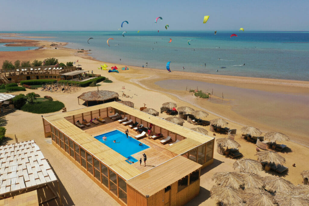 Viele Kitesurfer am Strand Kiteboarding Club El Gouna