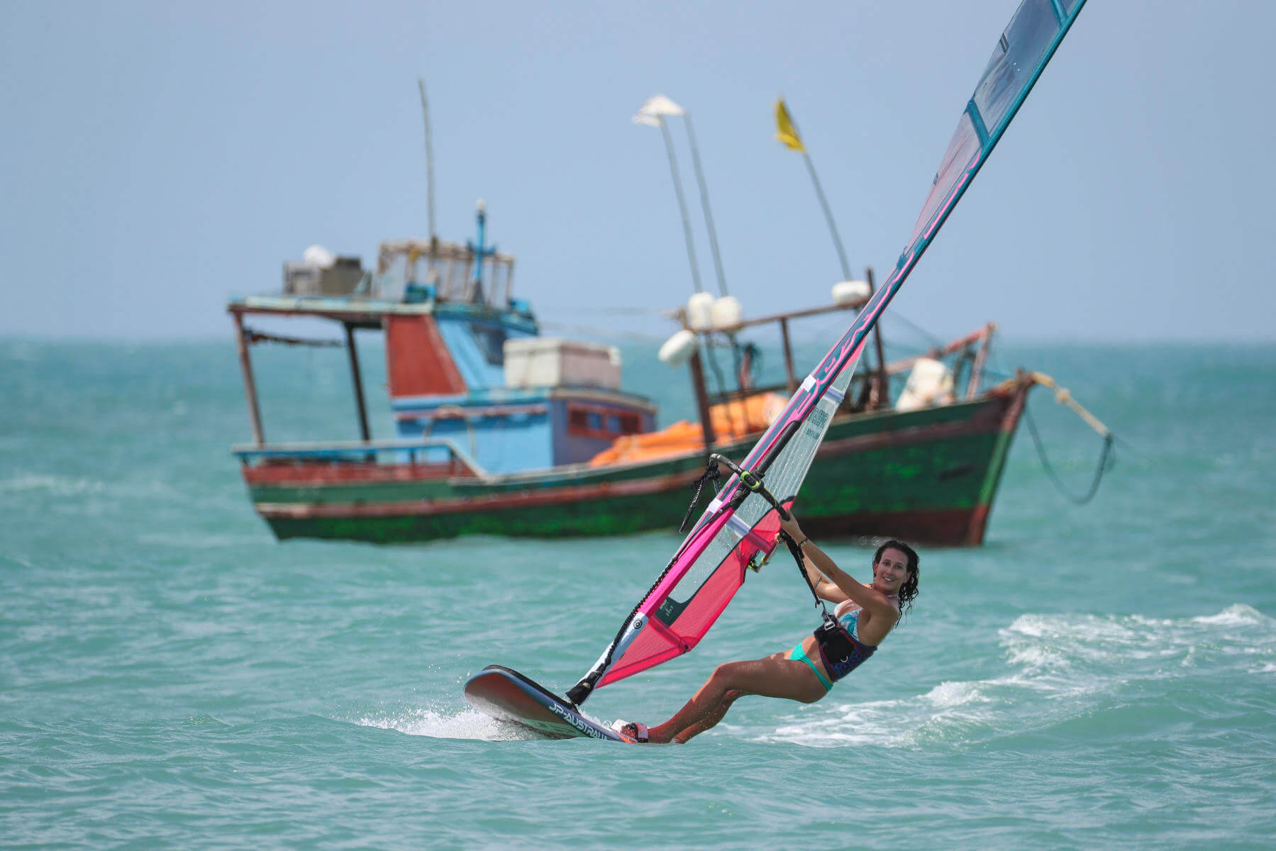 Windsurferin und Boot in Jericoacoara