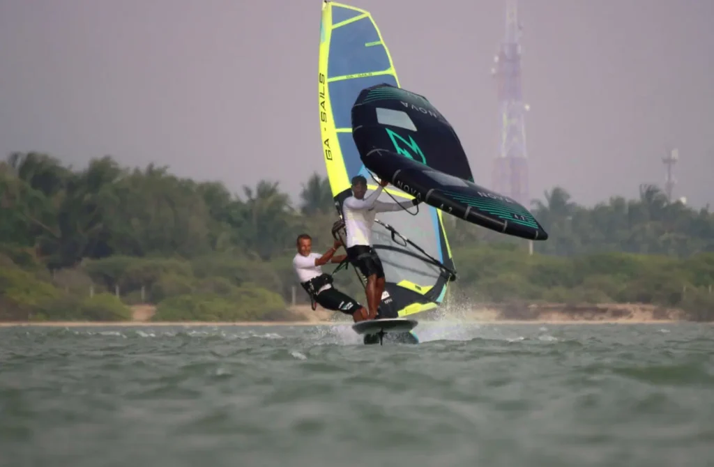 Kitesurfer und Windsurfer in Kalpitiya, Srl Lanka