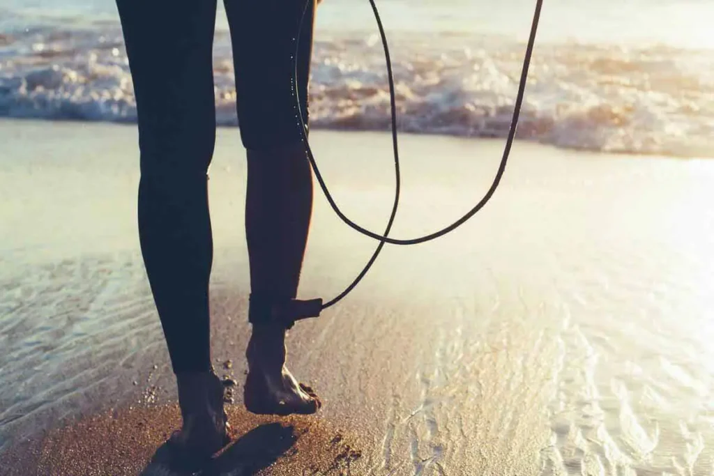 Surfer mit Leash am Fußgelenk