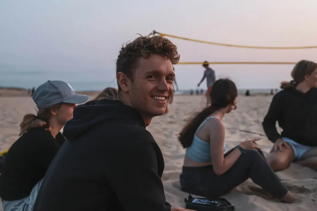 Freunde sitzen am Strand