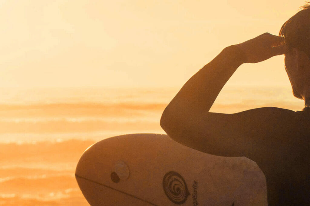 Surfer blickt ins Meer