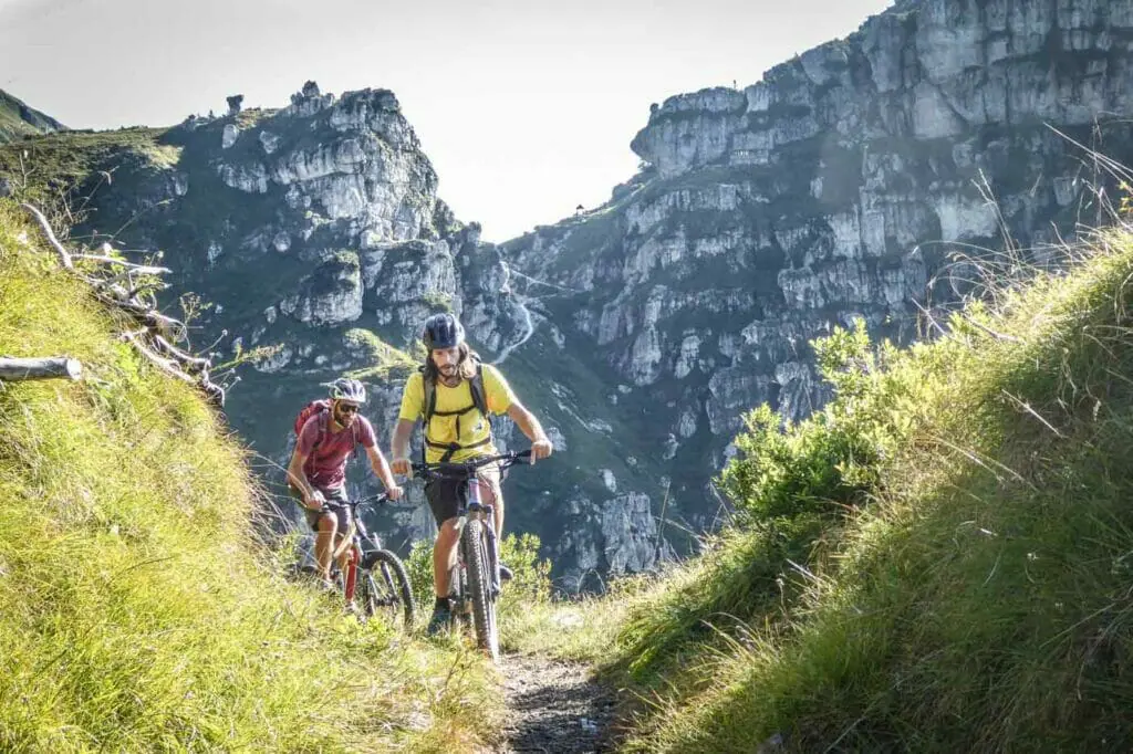 Zwei Biker in den Alpen